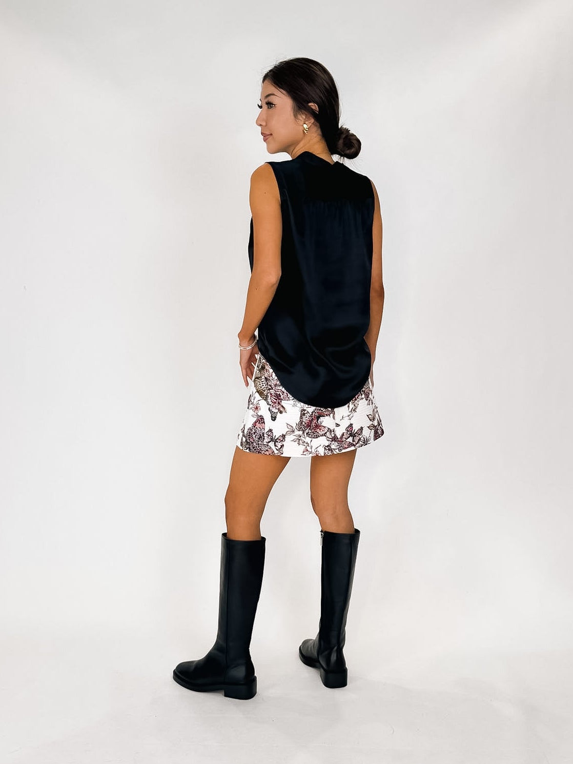 L'Agence Phoebe Sleeveless Band Collar Blouse