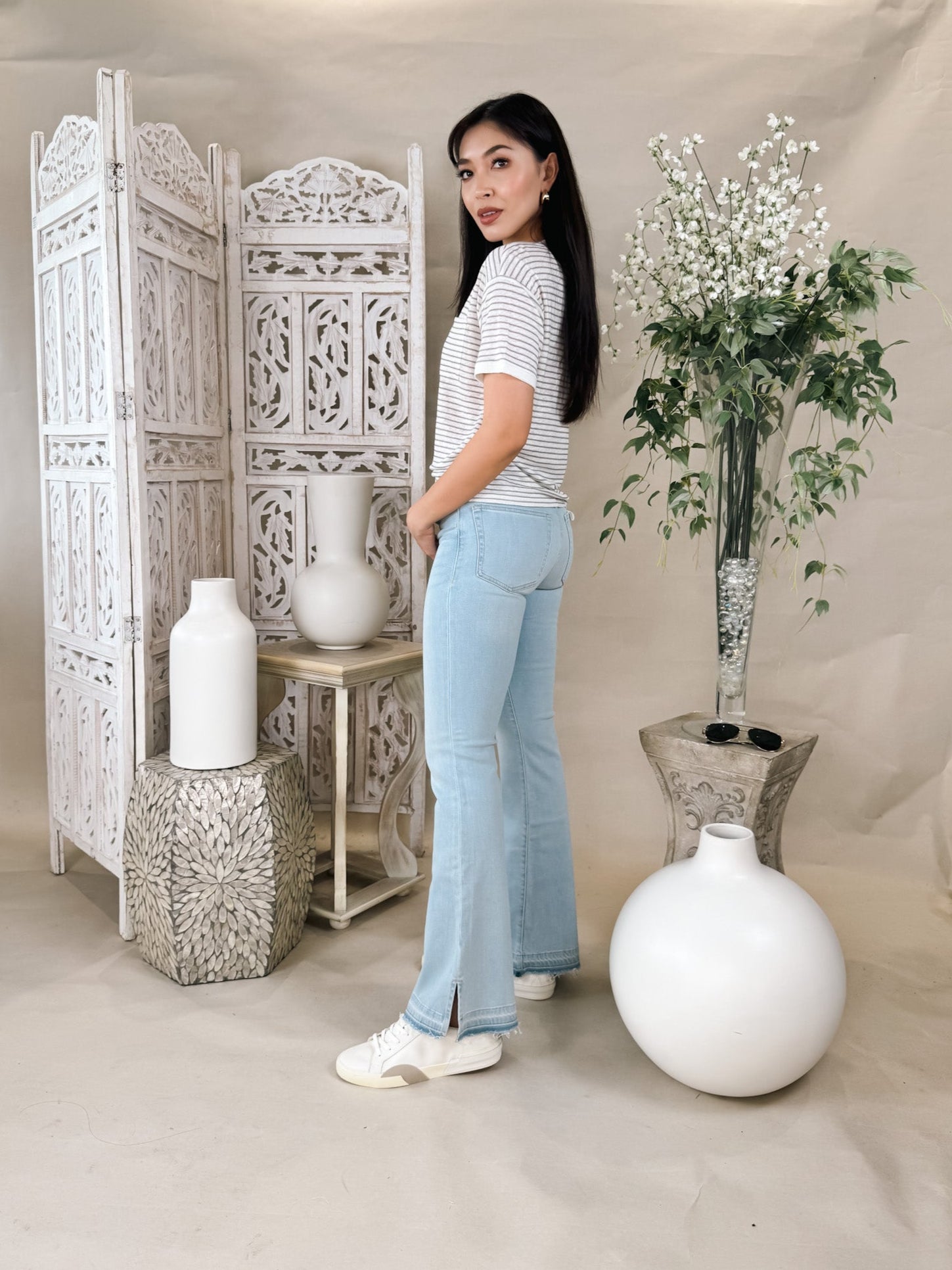 【関税込み】FRAME ホワイト Le Easy Flare ジーンズ FRAME Le Easy Flare high-rise flared jeans | THE OUTNET